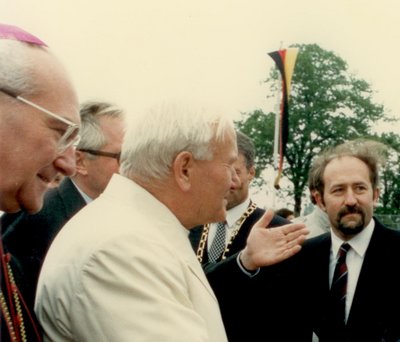 Bischof Schlembach und der damalige Bürgermeister Werner Schineller begrüßten Papst Johannes Paul II. nach der Ankunft in Speyer.