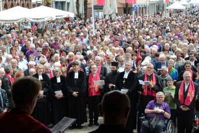 Große Menschenmenge vor dem Altpörtel (Turm) in Speyer.