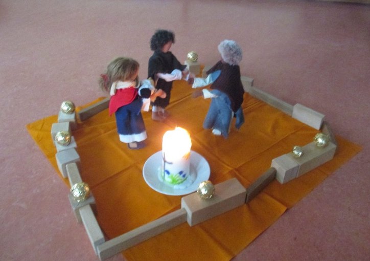 Tücher und Egli Figuren, die das Thema Darstellung des Herrn abbilden