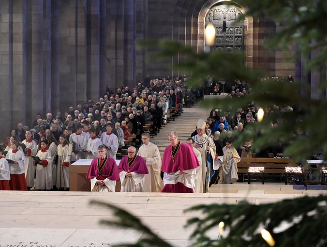 Einzug zum Pontifikalamt zum Jahresschluss im Speyerer Dom